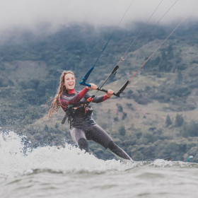 Clase de kitesurf personalizada en el Lago Calima