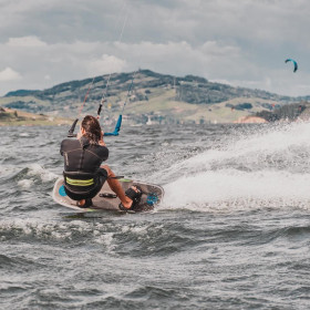 Aprende kitesurf en el Lago Calima: curso personalizado