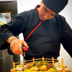 Degusta sushi en casa: chef privado