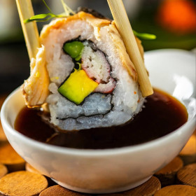 Degusta sushi en casa: chef privado