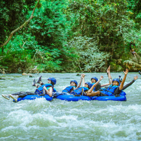 Tubing en San Gil: desciende por el río en una dona